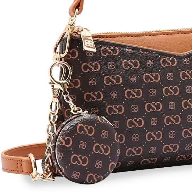 Detalhe do chaveiro e ferragens douradas da bolsa Chenson marrom